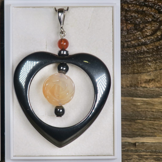 Riipus karneoliruusu ja hematiittisydän sisäkkäin KA87