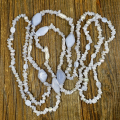 Helmet kalsedoni ja helmiä 150cm PITKÄT