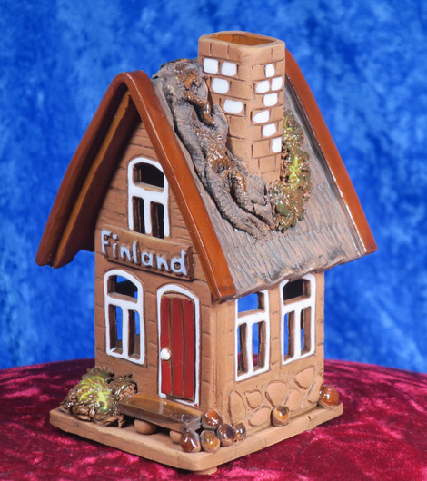 Keramiikkaa talo tuikkukynttilälle, teksti Finland