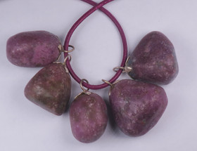 Riipus rubiini, rumpuhiottu, matta onnenkivi