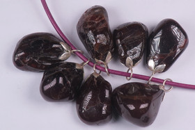 Riipus almandiini tummanpunainen granaatti rumpuhiottu onnenkivi