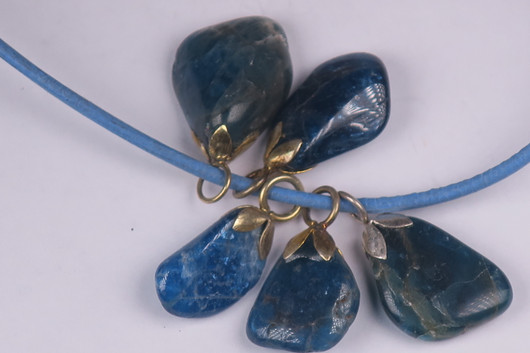 Riipus apatiitti rumpuhiottu onnenkivi