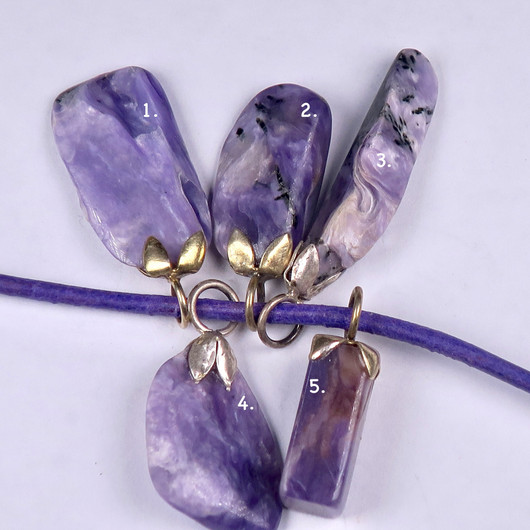 Riipus tsharoiitti rumpuhiottu