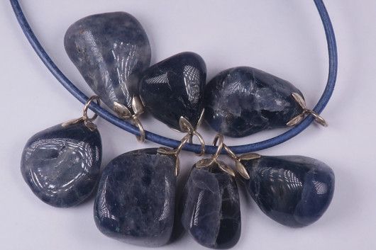 Riipus kordieriitti rumpuhiottu onnenkivi