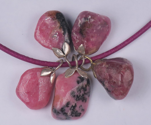 Riipus rodoniitti rumpuhiottu onnenkivi