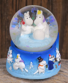 Magneetti lumisadepallossa Muumilaakson väkeä talvimaisemissa 