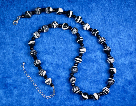 Helmet Onyksi ja mustavalkoinen raitakivi 40-45cm SEEPRA