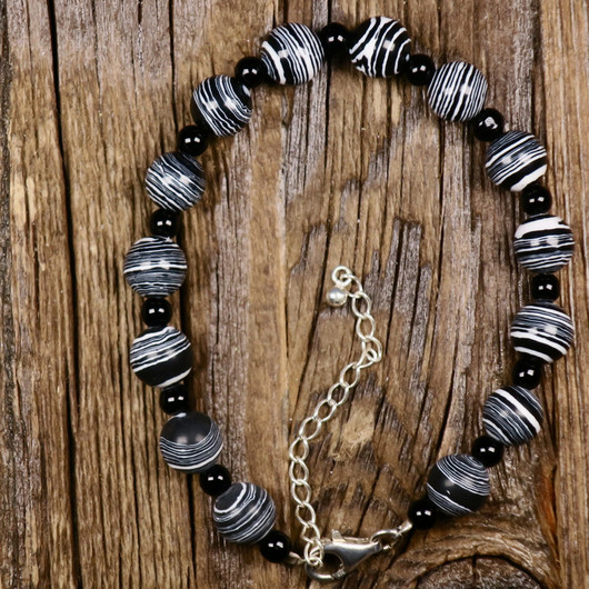 Rannekoru onyksi ja mustavalkoinen raitakivi 19-24cm SEEPRA