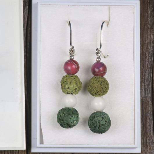 Korvakorut laavakivi, vaalea magnesiitti, jaspis. Milla