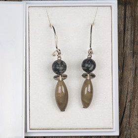 Korvakorut fossiilijaspis, kivettynyt puu, savukvartsi  fos84