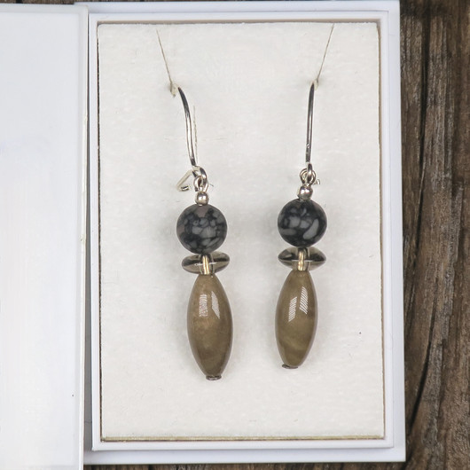 Korvakorut fossiilijaspis, kivettynyt puu, savukvartsi  fos84