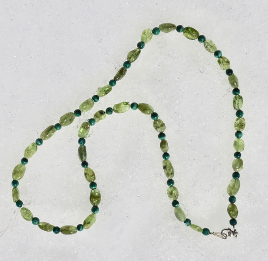 Helmet malakiitti ja peridootti 49cm- Olive1