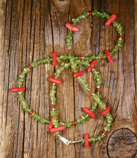 Helmet peridootti, koralli, akaatti 49cm Olive2