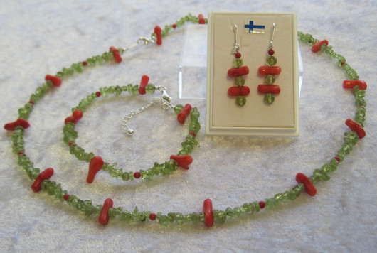 Helmet peridootti, koralli, akaatti 49cm Olive2