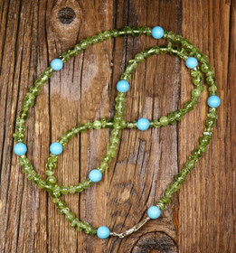 Helmet peridootti, turkoosivärjätty magnesiitti 52cm Olive3