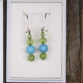 Korvakorut peridootti ja turkoosivärjätty magnesiitti Olive3