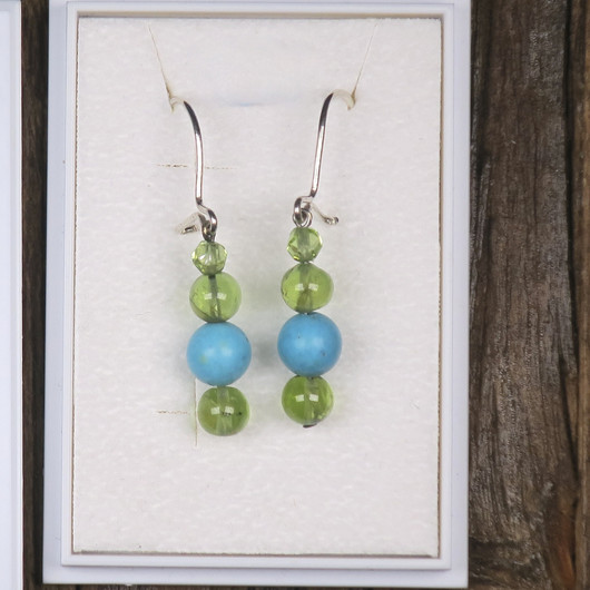 Korvakorut peridootti ja turkoosivärjätty magnesiitti Olive3