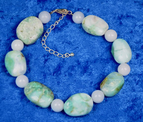 Rannekoru krysopraasi  litteä ja 8mm lumikvartsi 20-25cm