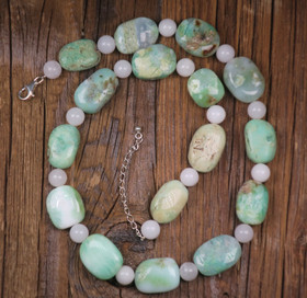 Helmet krysopraasi litteä ja 8mm lumikvartsi 