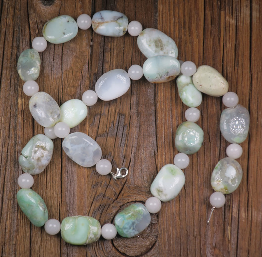 Helmet krysopraasi litteä ja 8mm lumikvartsi 