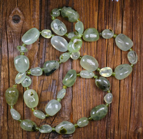 Helmet prehniitti rumpuhiottu ja väleissä peridootti 70cm. pre8