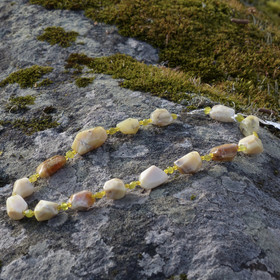 Helmet keltainen opaali väleissä krysoliitti ja akaatti 44cm KRY1