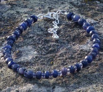 Rannekoru sininen safiiri ja kordieriitti viistehiotut 17-23cm