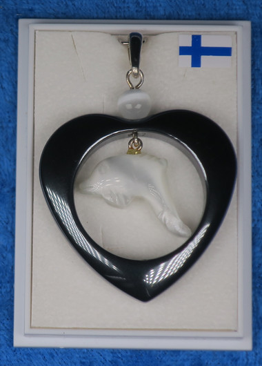 Riipus hematiittisydän ja valkoinen delfiini 