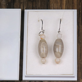 Korvakorut fossiilikoralli, vaalea ja akaatti CORA