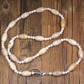 Helmet vaalea fossiilikoralli ja akaatti 55cm CORA1