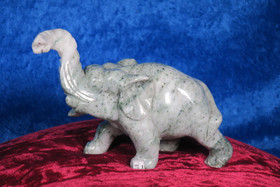 Kiviveistos Elefantti, marmorinorsu, paino 1032g