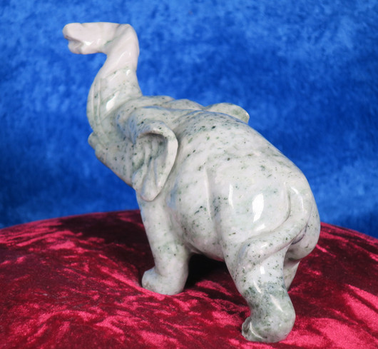 Kiviveistos Elefantti, marmorinorsu, paino 1032g