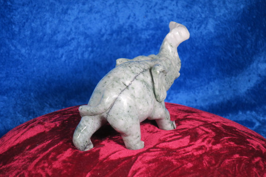 Kiviveistos Elefantti, marmorinorsu, paino 1032g
