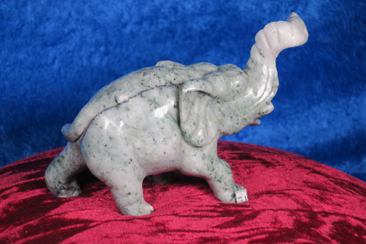 Kiviveistos Elefantti, marmorinorsu, paino 1032g