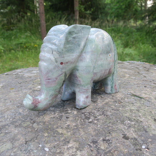 Kivieläin elefantti, marmorinorsu 2550g