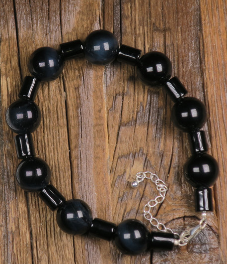 Rannekoru haukansilmä 12mm ja onyksit hopealukolla. Hawk1a