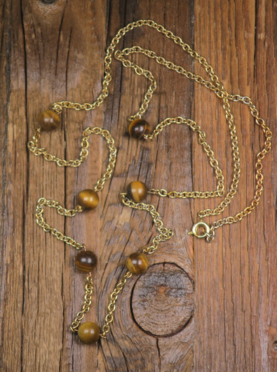 Helmet tiikerinsilmähelmiä pronssiketjussa