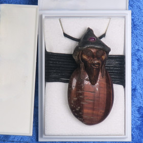 Riipus häränsilmä piksihahmo aito rubiini hatussaan nro1