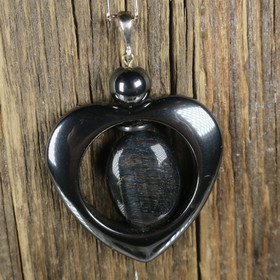 Riipus hematiittisydän, keskellä haukansimä