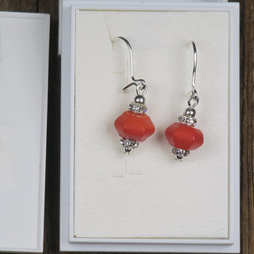 Korvakorut koralli, punainen, viistehiottu, zirkonikoristein