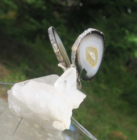 Akaattiperhonen vuorikidesykeröllä 