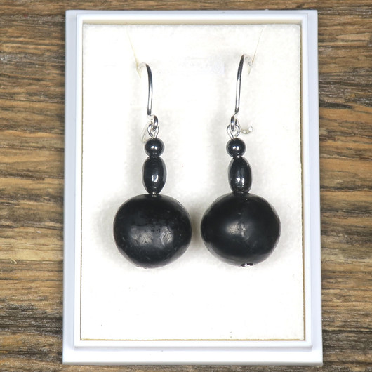 Korvakorut sungiitti ja hematiitti nro3