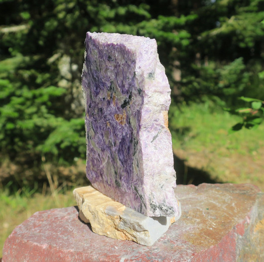 Tsharoiitti siivu 9x11cm marmorialustalla 475g