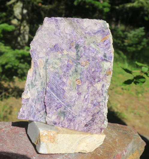 Tsharoiitti siivu 9x11cm marmorialustalla 475g