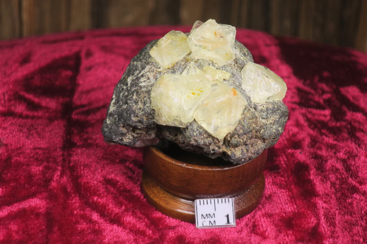 Fluoriitti keltaisia fluoriittikiteitä matriksissa 