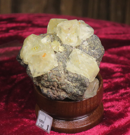 Fluoriitti keltaisia fluoriittikiteitä matriksissa 