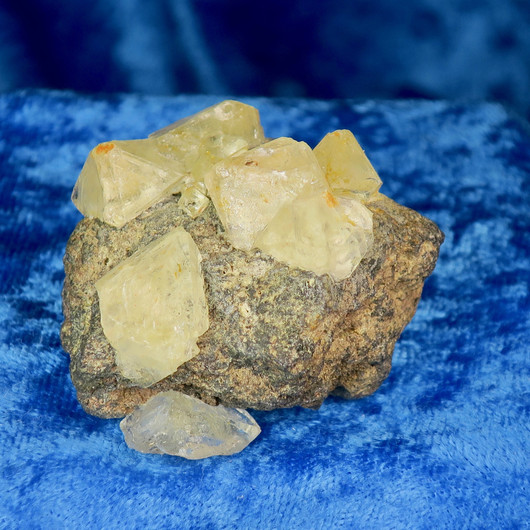 Fluoriitti keltaisia fluoriittikiteitä matriksissa 