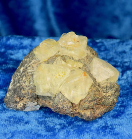 Fluoriitti keltaisia fluoriittikiteitä matriksissa 