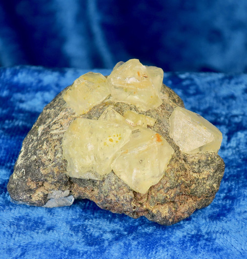 Fluoriitti keltaisia fluoriittikiteitä matriksissa 