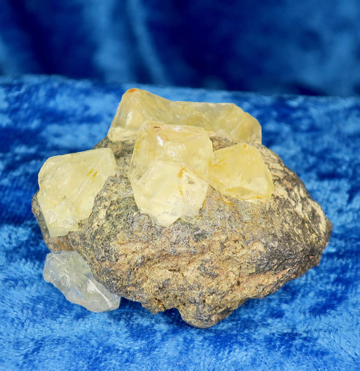 Fluoriitti keltaisia fluoriittikiteitä matriksissa 